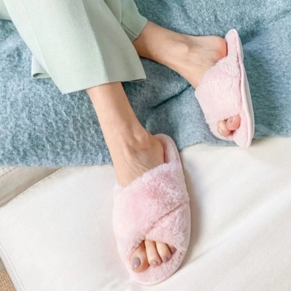 Splendid Light Pink Faux Fur Slippers
